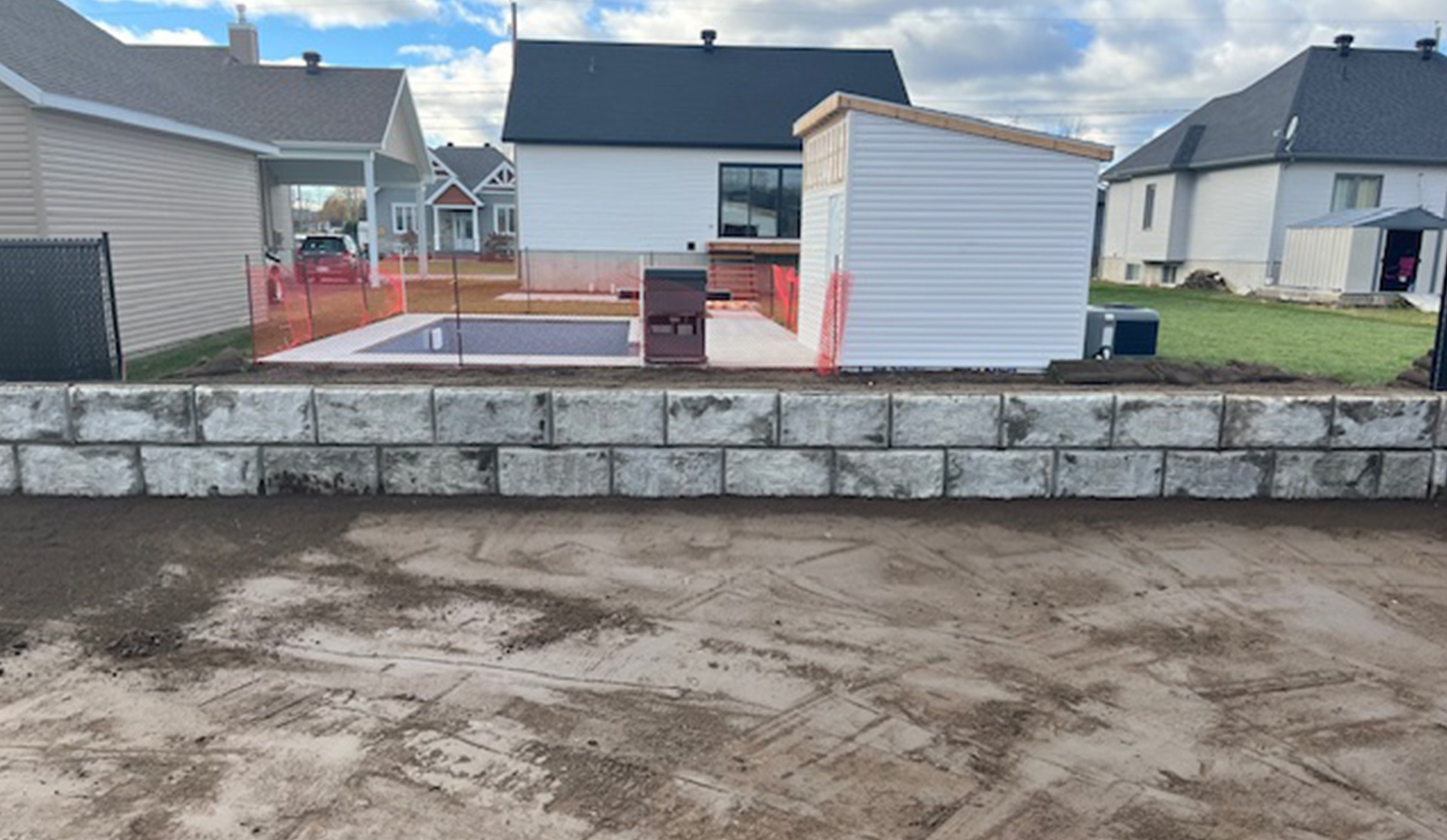 Empierrement et mur de roches décoratives